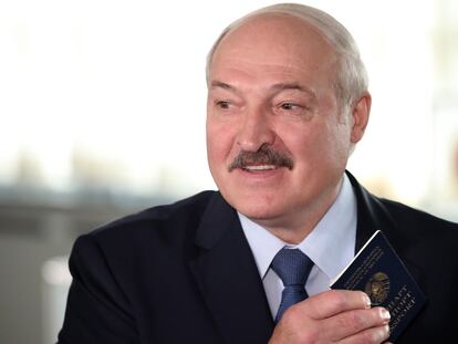 El presidente de Bielorrusia, Alexander Lukashenko, en el centro electoral, este domingo, en Minsk.