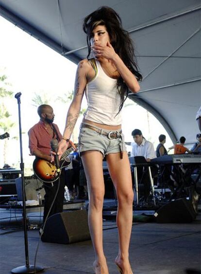 La cantante londinense Amy Winehouse se ha hecho famosa tanto por sus cinco grammys como por sus abusos de las drogas.