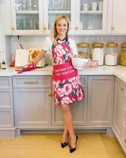 La actriz Reese Witherspoon, preparada en su cocina para cocinar el pavo.