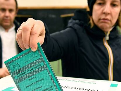 Electores depositan su voto en Rávena, en Emilia Romaña. 