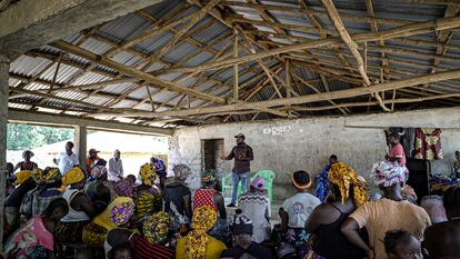 Al Haji Bunduka, de la ONG SiLNoRF, informa a vecinos del pueblo de Masethele sobre las nuevas leyes del suelo de Sierra Leona.