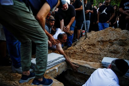 Naor, padre de Eden Yerushalmi, asesinada en un túnel de Gaza por sus captores, durante el entierro de su hija en Petach Tikva, cerca de Tel Aviv, el 1 de septiembre.