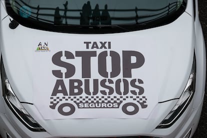 Detalle de uno de los coches que participan en la protesta en Madrid. 
