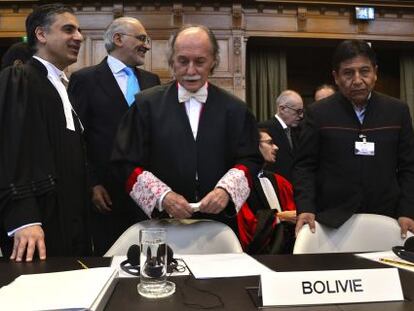 La delegaci&oacute;n de Bolivia, en el tribunal de La Haya.