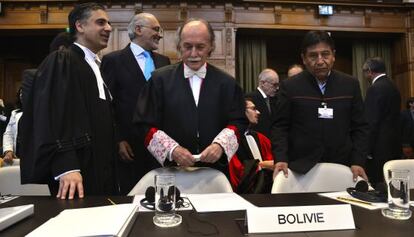 La delegaci&oacute;n de Bolivia, en el tribunal de La Haya.