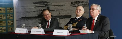 A la derecha, Julio Castelo, ex presidente de Mapfre, junto al actual presidente (izda.), Antonio Huertas, y el almirante Rodríguez Garat.