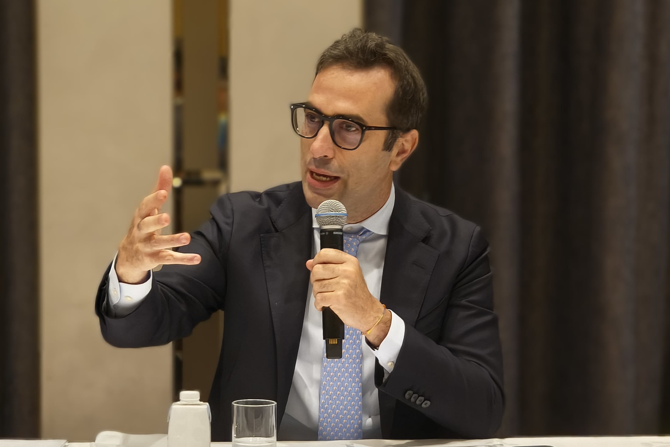 El ministro de Economía, Comercio y Empresa de España, Carlos Cuerpo, durante un encuentro con inversores japoneses este jueves, en Tokio.