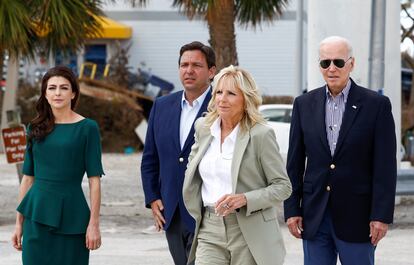 Joe Biden y la primera dama, Jill Biden, este miércoles en la zona cero del huracán 'Ian', con Ron DeSantis y su esposa, Casey DeSantis. 