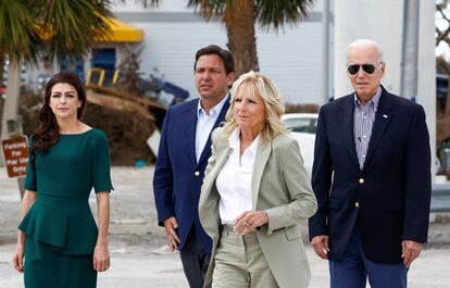 Joe Biden y la primera dama, Jill Biden, este miércoles en la zona cero del huracán 'Ian', con Ron DeSantis y su esposa, Casey DeSantis.