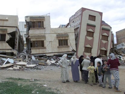 Un terremoto en 2004 causó 564 en Marruecos. En la imagen habitantes de Imzuren, ante varios edificios gravemente dañados por el temblor.