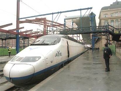 Un tren AVE en la estación de Lleida durante un viaje promocional de la línea Madrid-Barcelona.