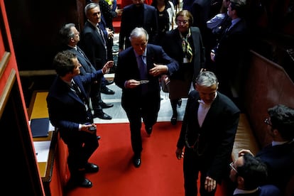 Michel Barnier (en el centro) abandona la Asamblea Nacional tras la moción de censura, el miércoles.  