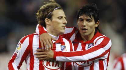 Forlán y Agüero celebran el penalti anotado por el uruguayo ante el Valencia.