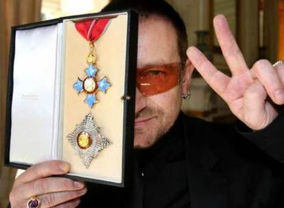 Bono, con la condecoracin recibida ayer.