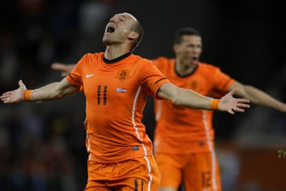 Robben celebra el tercer gol de la selección holandesa con Boulahrouz en segundo término.