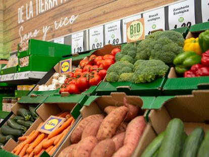 Verduras y frutas en un supermercado Lidl.