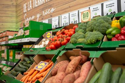 Verduras y frutas en un supermercado Lidl.