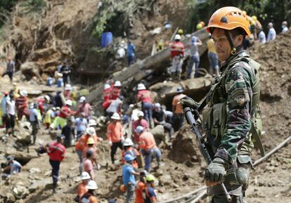 Un soldado filipino vigila mientras las operaciones de búsqueda continúan en la mina donde el tifón causó un desprendmiento de tierrra. 