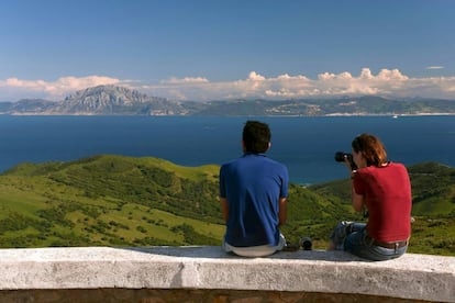 En días claros, desde el mirador del Estrecho de Gibraltar se divisa con nitidez otro continente, que en este punto solo dista unos 15 kilómetros: desde Ceuta, al este, a Tánger, al oeste. Hay prismáticos de monedas para quien quiera verlo aún más cercano. No es un mirador en primera línea de costa sino que se alza en un altozano a unos 300 metros sobre el nivel del mar, en la subida al puerto del Bujeo, dentro del parque natural del Estrecho y a seis kilómetros del centro urbano de Tarifa tomando la N-340. Ofrece unas vistas magníficas a la lengua de agua del estrecho y a la costa africana, pero también a la propia costa mediterránea gaditana.