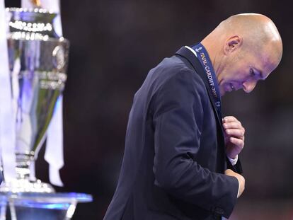 Zinedine Zidane, delante del trofeo de la Champions.