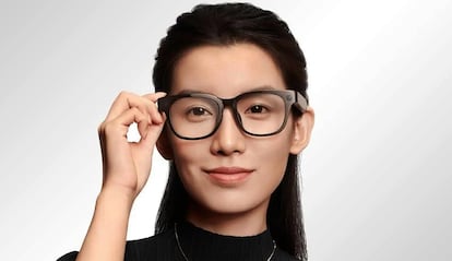 Chica utilizando las nuevas gafas inteligentes Xiaomi AI Glasses