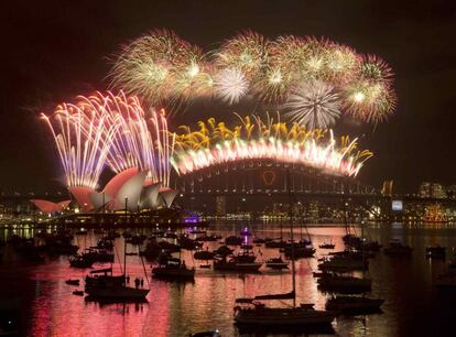 L'Òpera de Sydney, coberta de focs artificials per celebrar l'arribada de l'any nou.