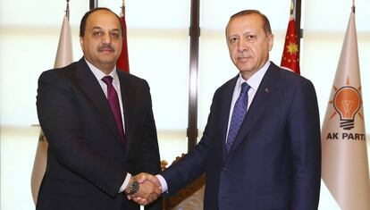 El presidente turco, Recep Tayyip Erdogan, recibe en Ankara al ministro de Defensa catar&iacute;, este s&aacute;bado en Ankara.