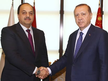 El presidente turco, Recep Tayyip Erdogan, recibe en Ankara al ministro de Defensa catar&iacute;, este s&aacute;bado en Ankara.