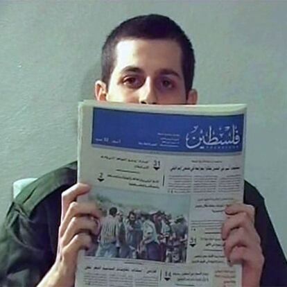 Shalit con <i>Filisteen,</i> el periódico de Hamás, en las manos.