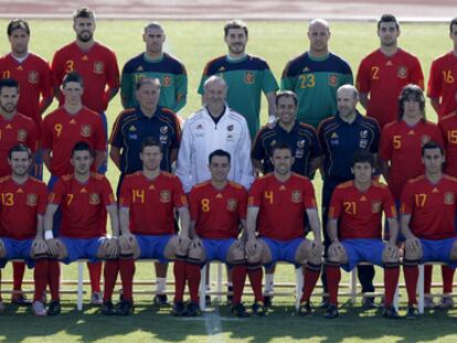 Los componentes de la selección española posan con las camisetas que lucirán en el Mundial.