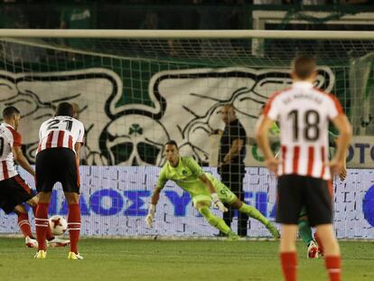 Aduriz transforma en penalti a lo Panenka ante el Panathinaikos .