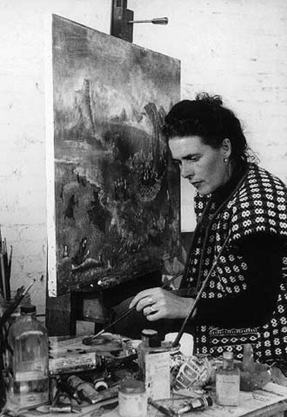 Leonora Carrington pintando su cuadro &#39;Nunscape at Manzanillo&#39;, en 1956.