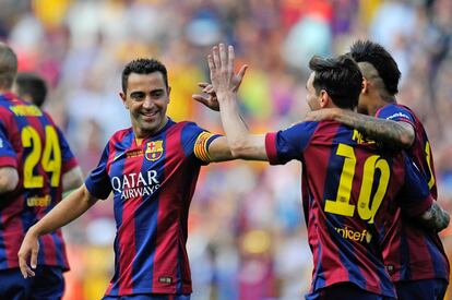 Xavi celebra con Messi y Neymar el 1 a 0