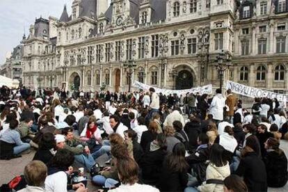 Estudiantes partidarios de volver a las clases hacen una sentada, ayer frente al Ayuntamiento de París.