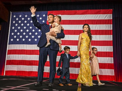 Ron DeSantis con su esposa Casey DeSantis y sus hijos Madison, Mason y Mamie, en Florida.