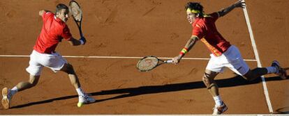 Robredo y Feliciano López devuelven una pelota en el partido de dobles contra Troiki y Zimonjic.