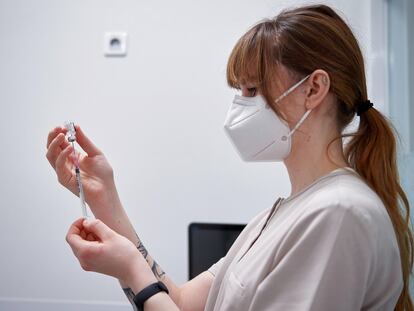 Una sanitaria rellena una jeringuilla con una dosis de la vacuna de BioNTech y Pfizer en Polonia, el jueves.