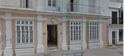 El número 185 de la calle Real, en San Fernando (Cádiz), donde vivía Manoli B. B., la mujer asesinada por su pareja.