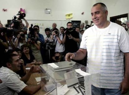 Borisov, líder del partido de derecha GERB y alcalde de Sofía, deposita su voto.
