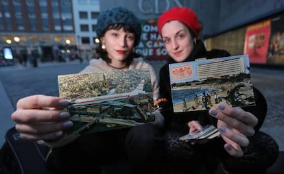 Carmen Peña y Andrea Yoko, en la plaza de Lavapiés de Madrid con las postales.