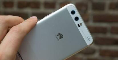 Parte trasera con la doble cámara del Huawei P10.