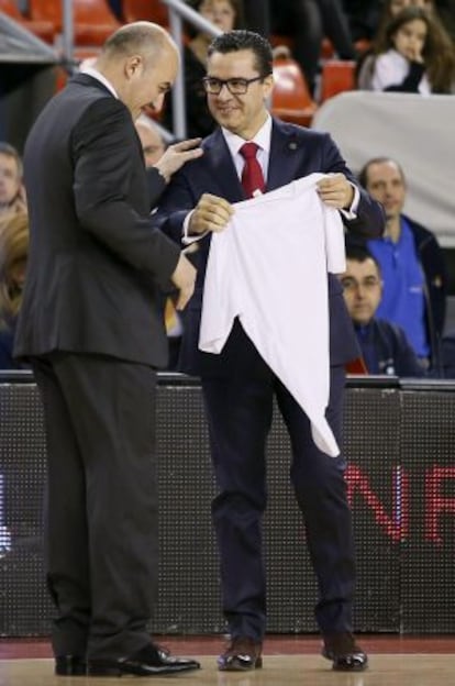 El entrenador del Gipuzkoa Basket, Jaume Ponsarnau, recibe una camiseta de homenaje del presidente del Bruixa d´Or Manresa, Josep Vives.