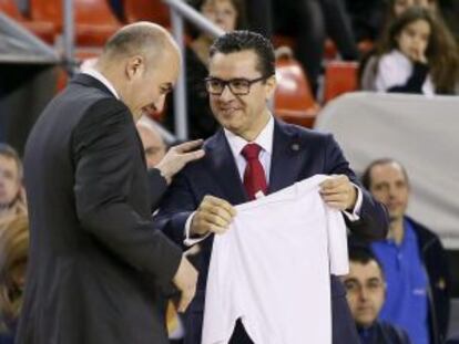 El entrenador del Gipuzkoa Basket, Jaume Ponsarnau, recibe una camiseta de homenaje del presidente del Bruixa d´Or Manresa, Josep Vives.