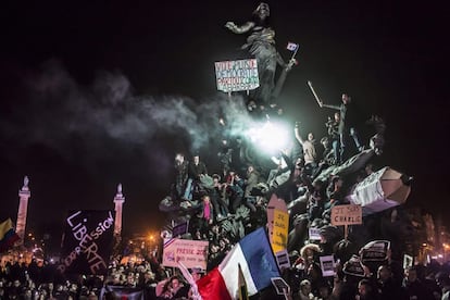 Imagen ganadora del segundo premio de la categoría individual de temas de actualidad, tomada por el fotógrafo francés, Corentin Fohlen del Stern de 'Paris Match'. La fotografía muestra a un grupo de personas participando en una manifestación antiterrorista organizada tras los atentados a la revista satírica Charlie Hebdo, en París (Francia) el 11 de enero de 2015.