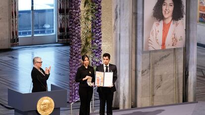 Kiana Rahmani y Ali Rahmani, hijos de Narges Mohammadi, posan con el premio en nombre de su madre durante la ceremonia del Premio Nobel de la Paz 2023 en Oslo este domingo.