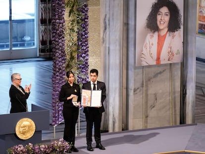 Kiana Rahmani y Ali Rahmani, hijos de Narges Mohammadi, posan con el premio en nombre de su madre durante la ceremonia del Premio Nobel de la Paz 2023 en Oslo este domingo.