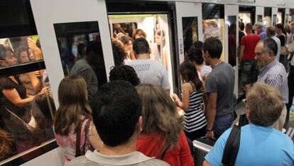 Viajeros del metro en Valencia, en una imagen de archivo.