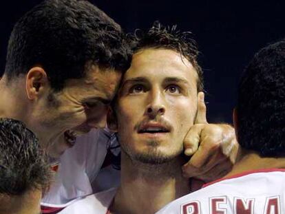 Puerta es abrazado por sus compañeros tras marcar el gol decisivo en las semifinales de la Copa de la UEFA.