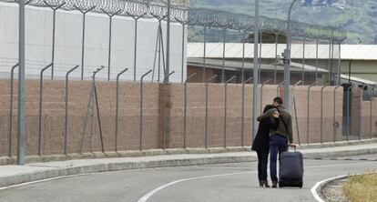 El Guardia Civil condenado se abraza a su pareja, ayer, antes de entrar en la cárcel de Alcalá Meco.