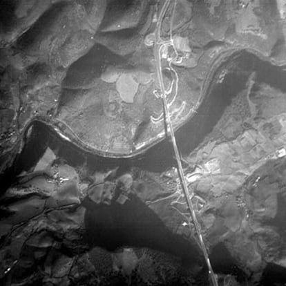 Imagen del viaducto de Millau desde 600 kilómetros de altura, tomada por el satélite <i>Proba.</i>